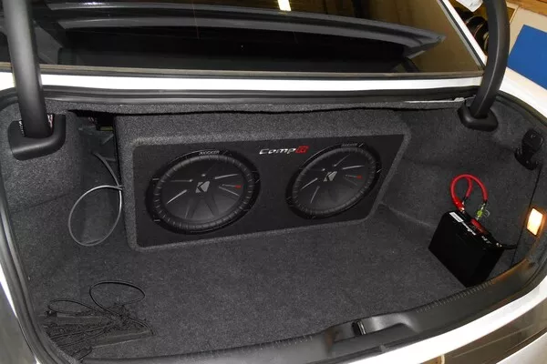 Car speaker with amplifier