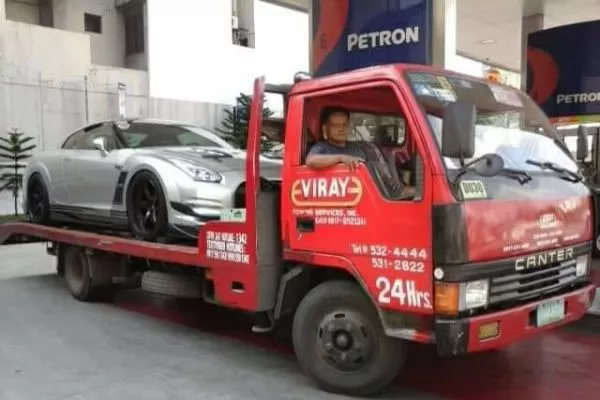 A picture of a GTR aboard a Viray Tow truck