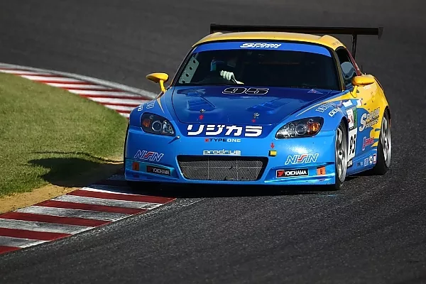 Honda s2000 on track