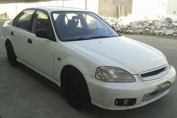 A picture of a white Honda Civic SiR