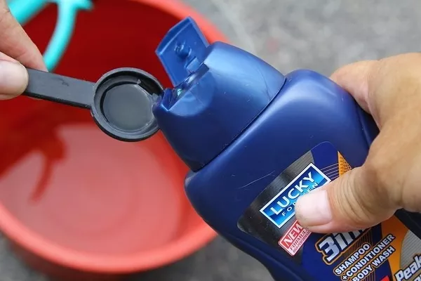 Mixing 2 teaspoon of shampoo 