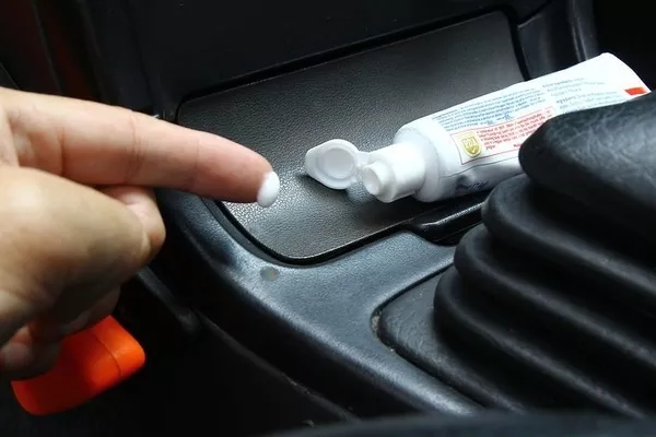 Toothpaste for removing stains in vinyl seats