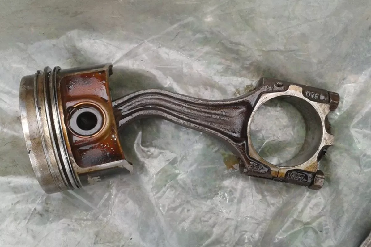 A picture of a damaged connecting rod