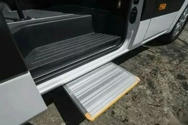Hyundai H350's mid-door electric power step