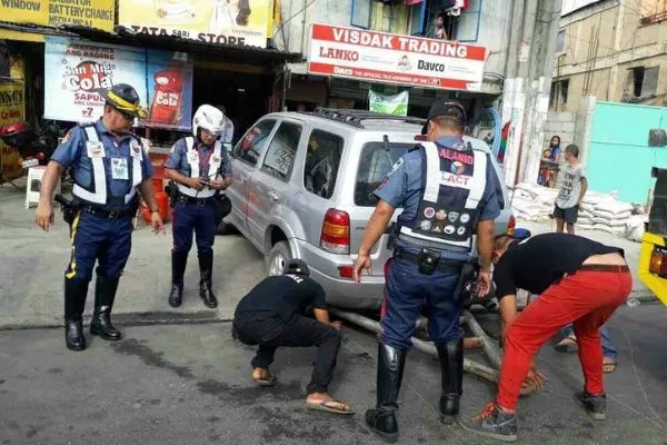 MMDA Doing Clearing operation for illegal parking