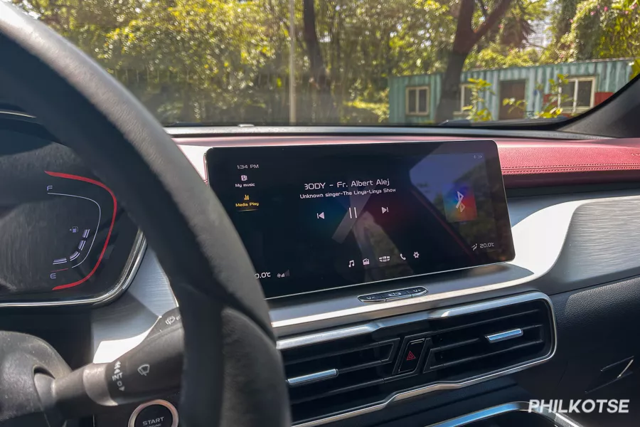 The subcompact crossover, however, doesn't have an Apple CarPlay Geely Coolray infotainment screen