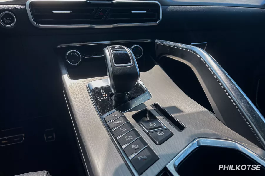 Take care of the transmission for longevity Geely Coolray shift knob