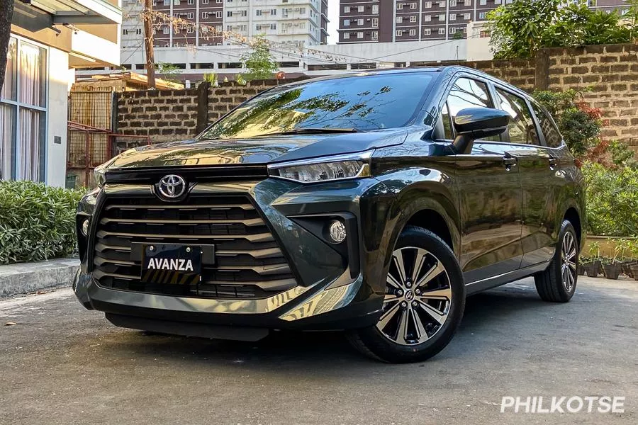 A picture of the 2022 Toyota Avanza parked near a building