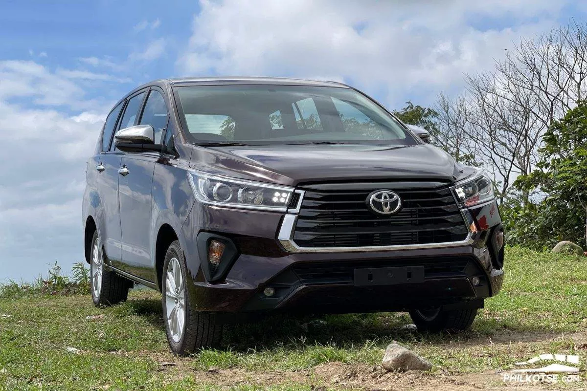 A picture of the Toyota Innova with a family.