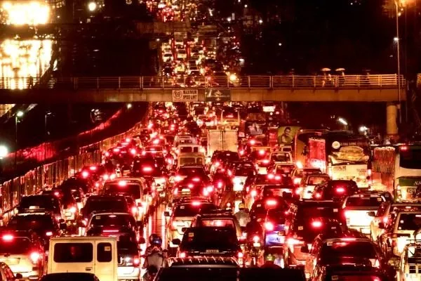 PH traffic at night