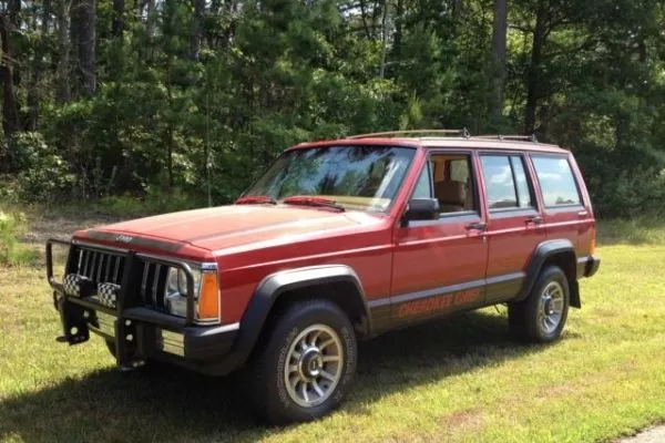 A picture of a 1984 Jeep Grand Cherokee