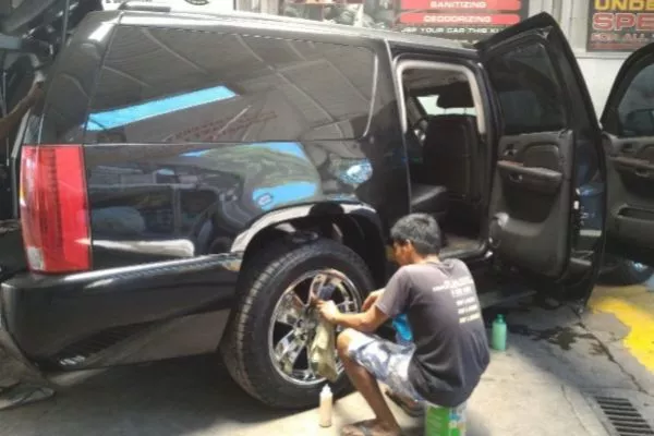 A picture of JSP employees cleaning a car owned by Sen. Manny Pacquiao