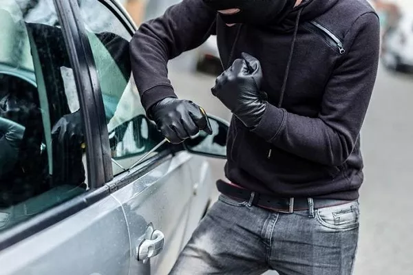 Theft try to break into the car