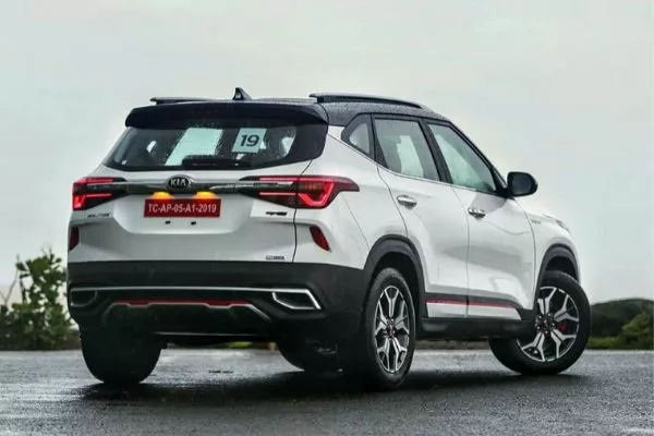 kia-seltos-rear-on-the-road