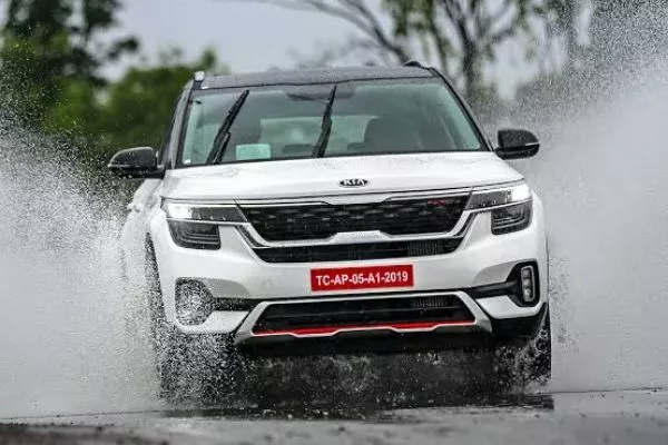 Kia Seltos splashing