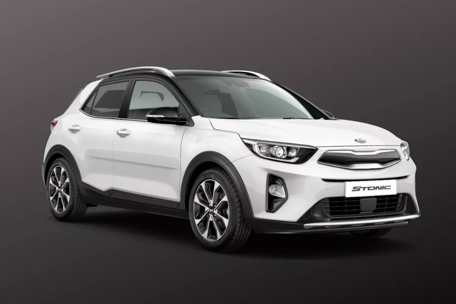 Kia Stonic color in Clear White with Black roof
