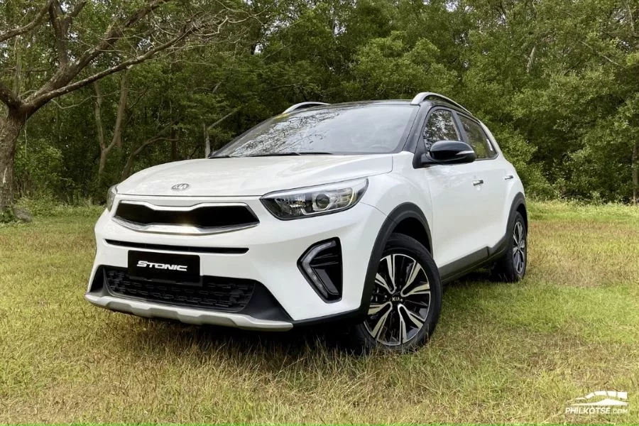 A picture of the Kia Stonic parked in a grassy, wooded area