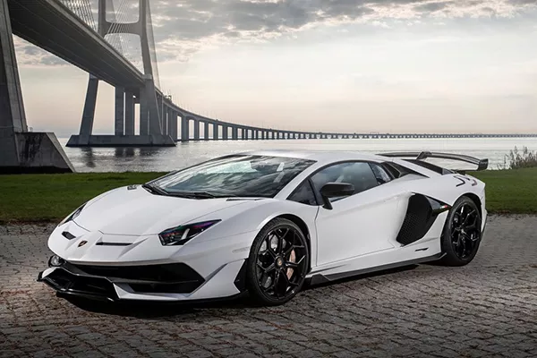 A picture of the Aventador.