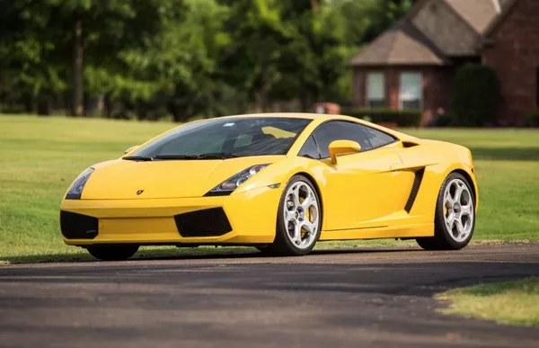 lamborghini gallardo on the road