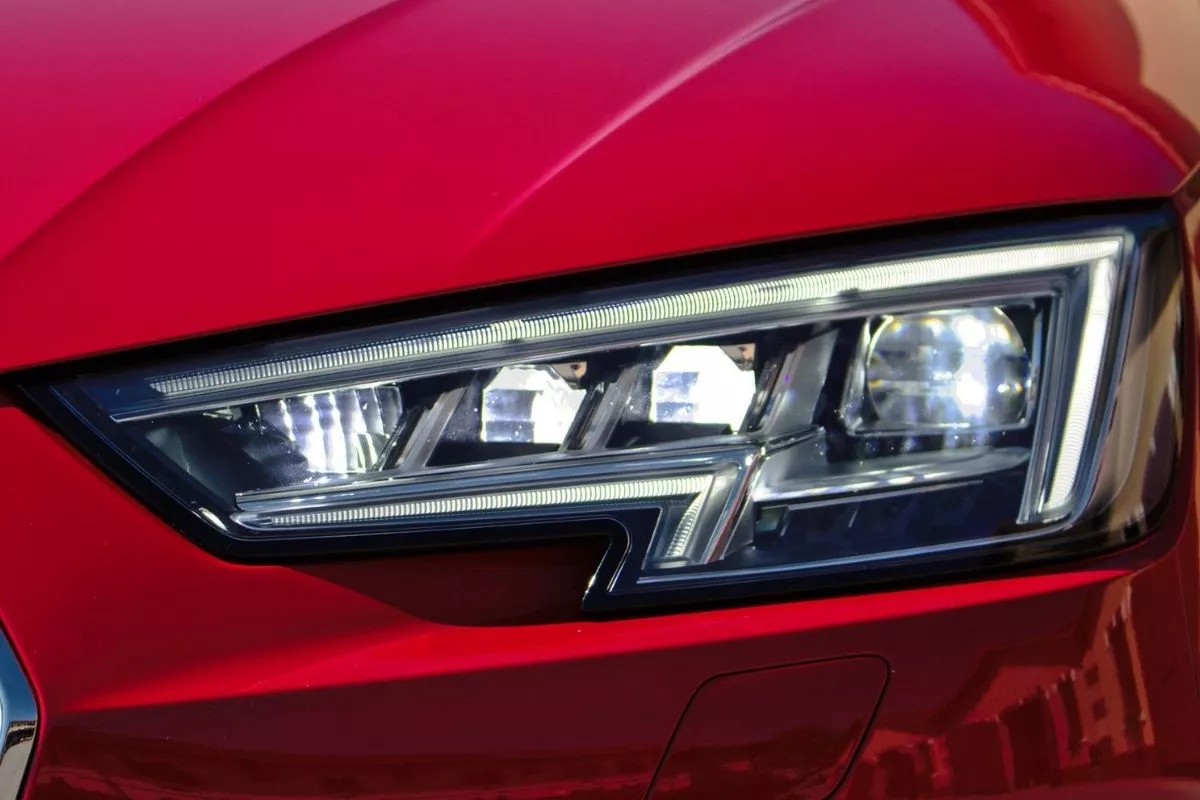 A picture of the headlights of the Audi A4