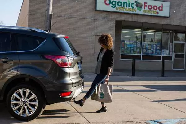 lady using feet sensor to open trunk