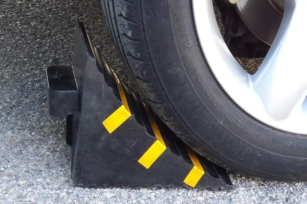 Wheel chocks in the tire