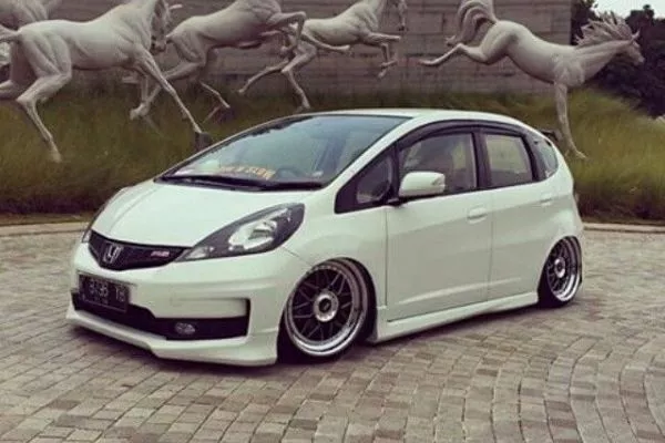 A picture of a very tastefully modded Honda Jazz.