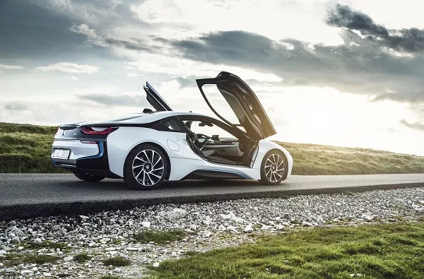 BMW i8 flying