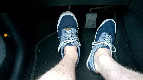 Never press the brake without using the clutch pedal Brake with using the clutch pedal