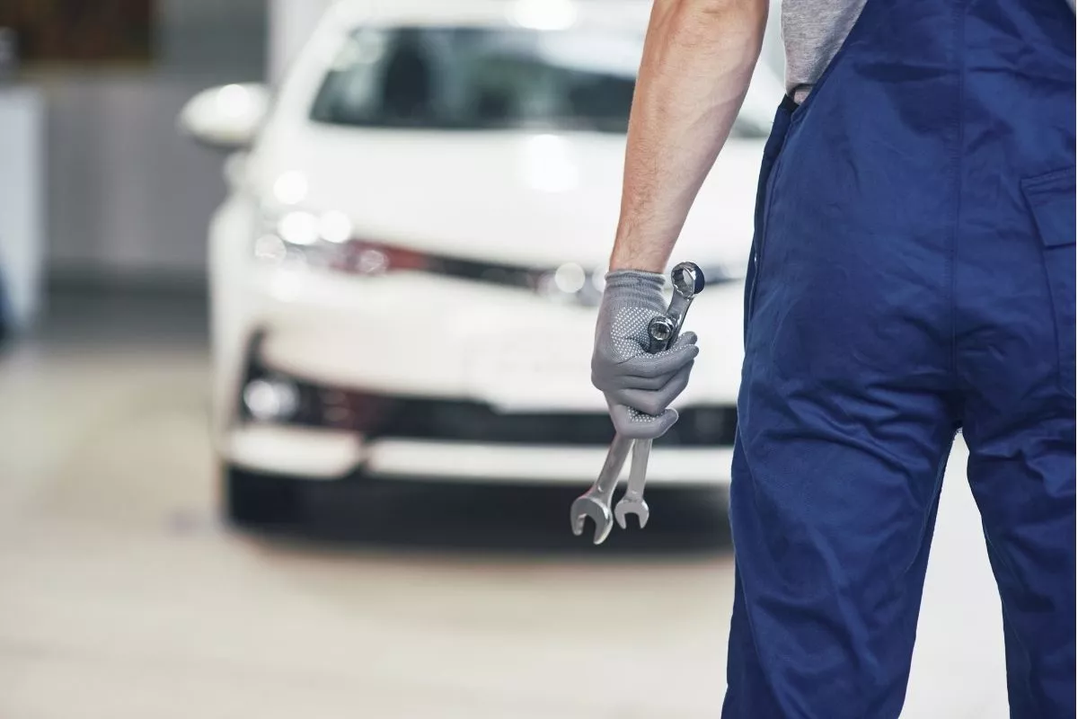 A picture of a mechanic about to fix a car