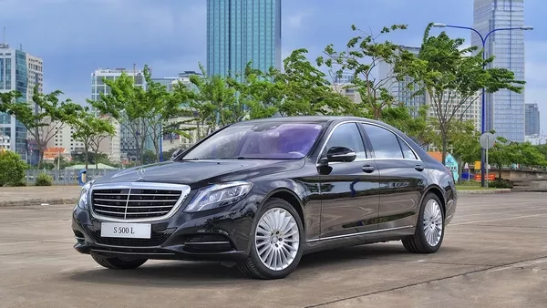 angular front of the Mercedes-Benz S500L 2016