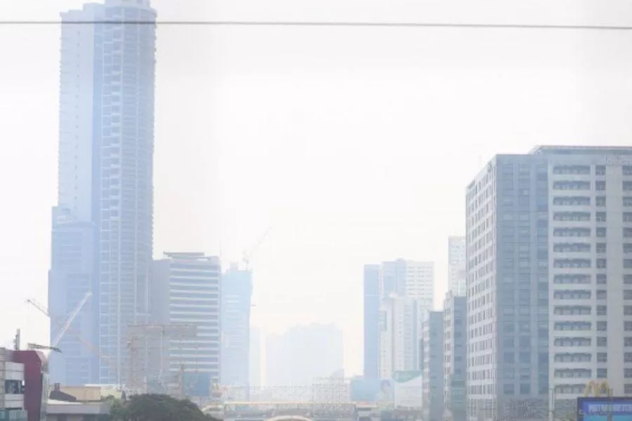A picture of Metro Manila covered in vog.