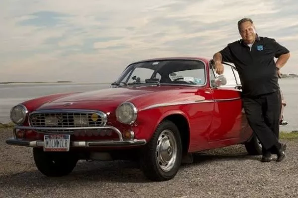 A picture of Irv Gordon with his 3 million mile Volvo
