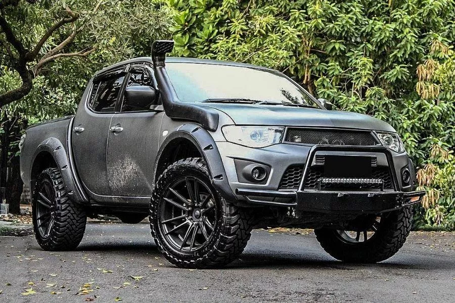 Mitsubishi Strada modified off-road