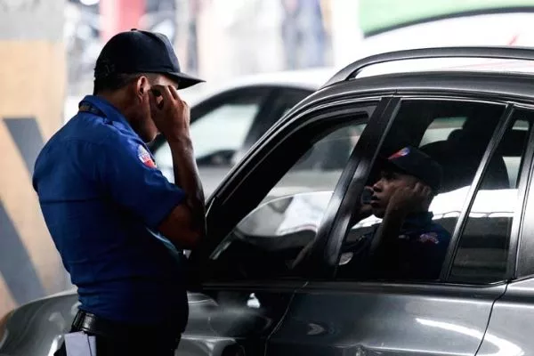 A picture of an MMDA enforcer about to issue a ticket.