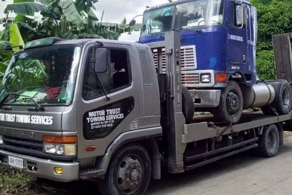 A picture of a Motor Trust truck carry a tractor head