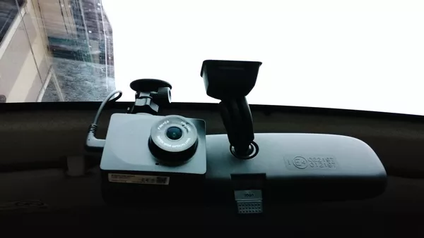 Mounting the dash cam on the windshield