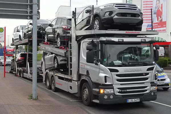 A picture of a loaded car delivery truck