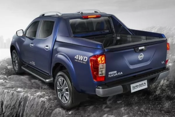 The VL Sport Edition is the undisputed king of the Navara model lineup A picture of the VL Sport Edition Nissan Navara's rear end as it climbs a hill