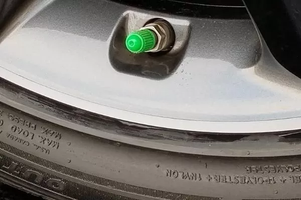 A picture of a tire filled with nitrogen with nitrogen cap.