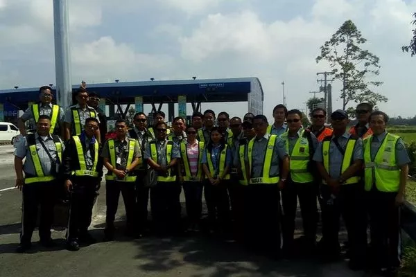 The men and women of the NLEX patrol brave the heat on the daily to keep the highway and you safe Members of the NLEX patrol