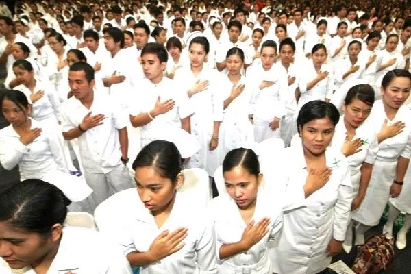 A picture of Filipino nurses swearing in.