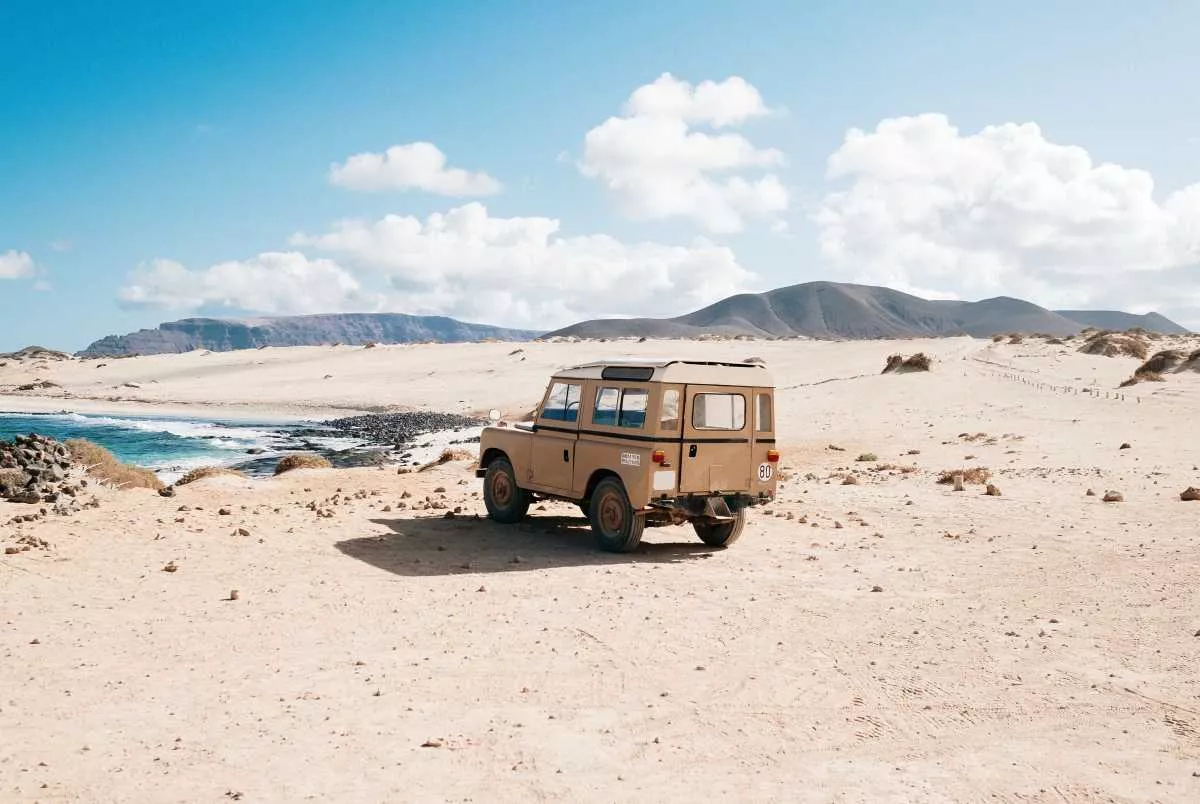 A picture of a Land Rover in the desert