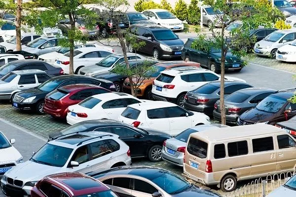 A picture of a parking lot in the Philippines.