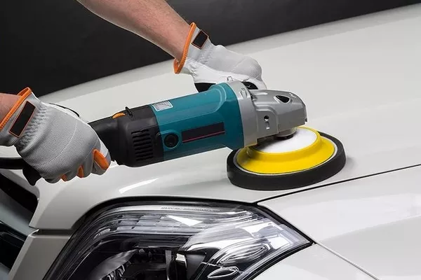 Man polishing the car 