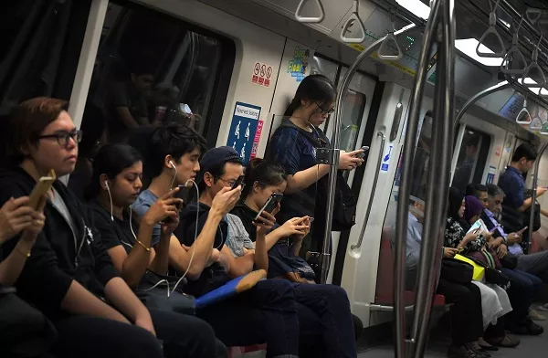 Pinoy passengers are addicted to smartphones Pinoy passengers