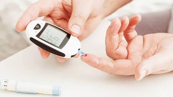 Man measuring blood sugar