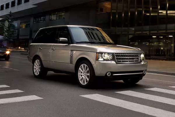 A picture of a Range Rover in the city