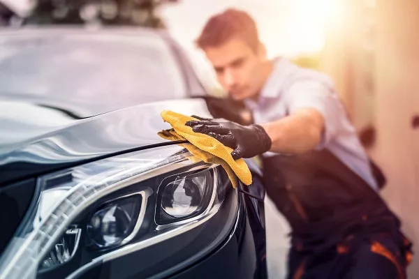 Using microfiber to avoid scratching your car paint remove dust from car using Microfiber