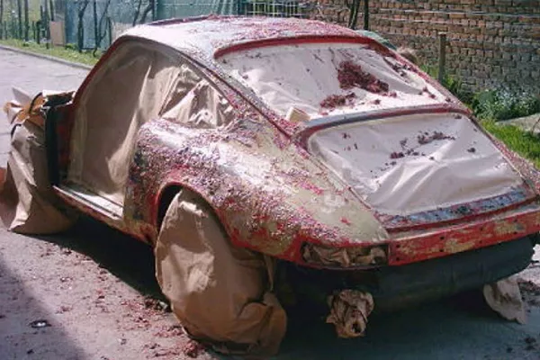 A picture of a very rusted out porsche